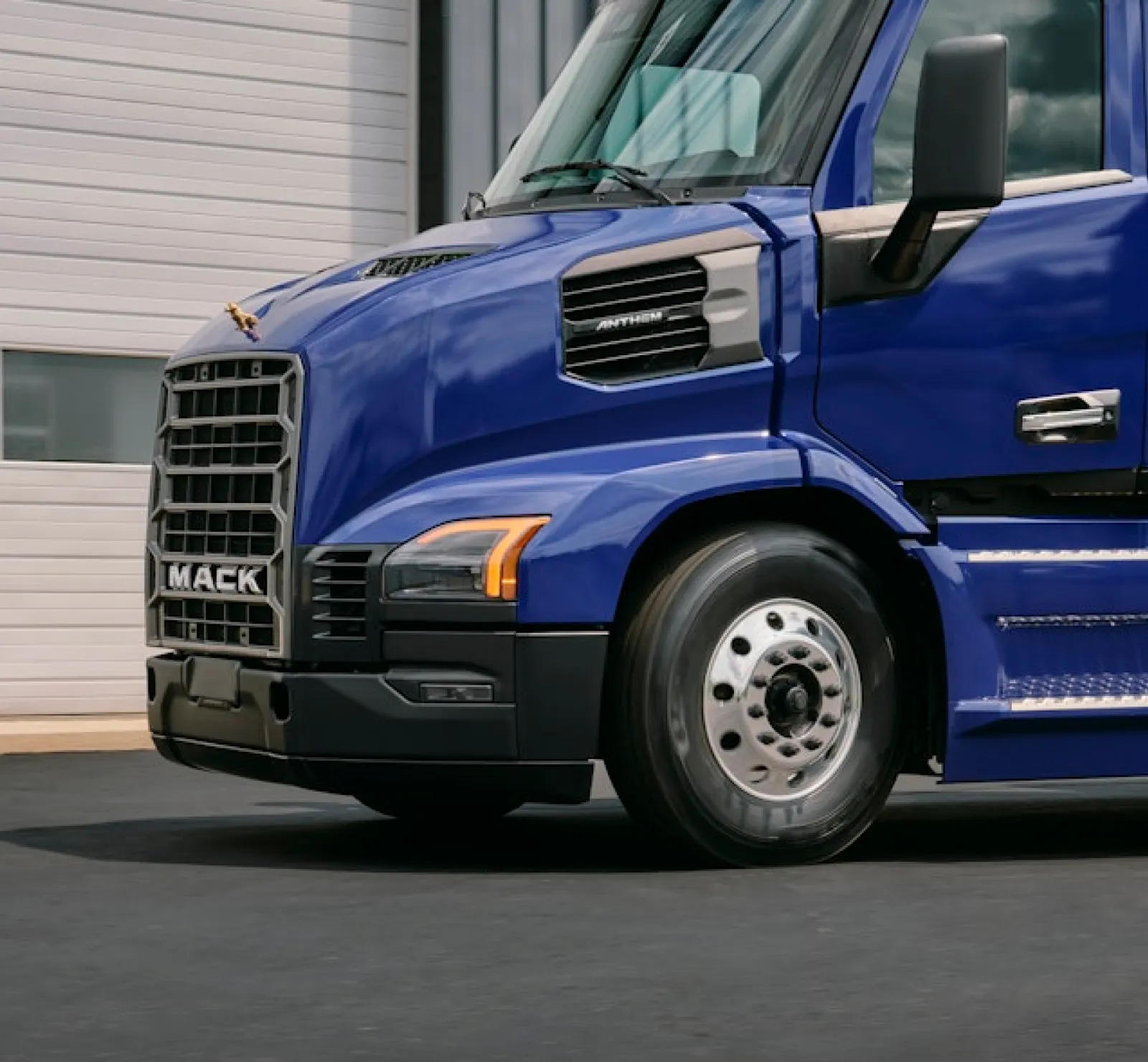 Mack Anthem - Frontal Profile